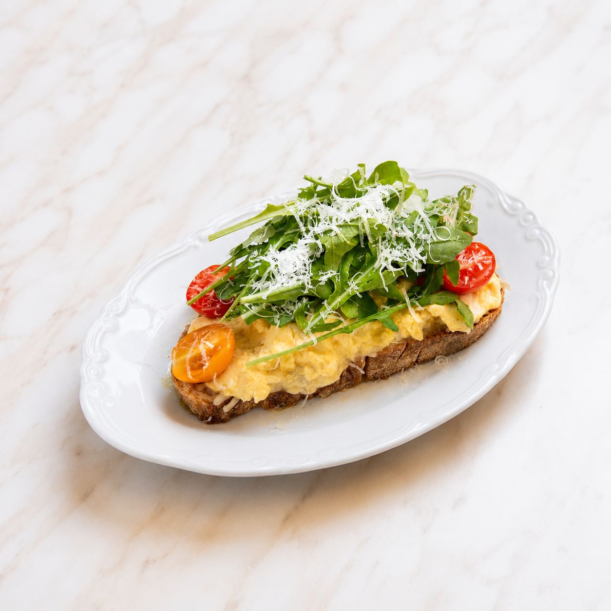 Avocadolu Scramble Egg - Ekşi Mayalı Ekmek, Mozzarella, Avocado, Çırpılmış Yumurta, Aragula, Parmesan, Çeri Domates.