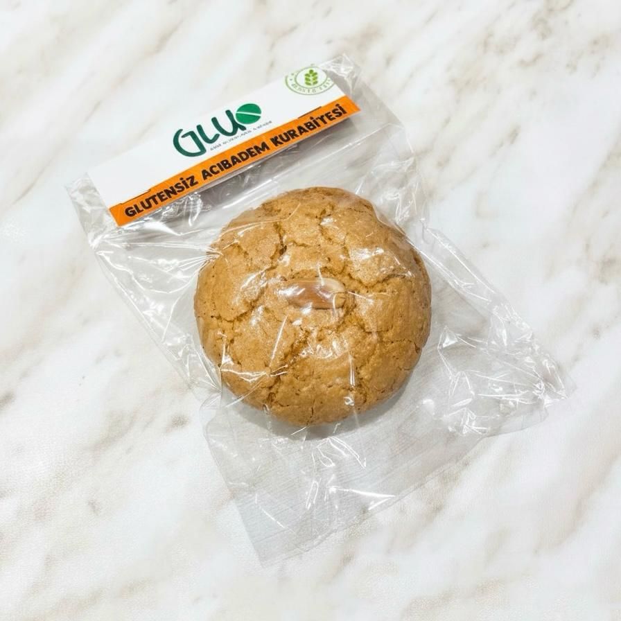 Glutensiz Acıbadem Kurabiyesi - Bütün Badem, Badem Tozu, Fındık Tozu, Limon Suyu, Toz Şeker, Yumurta.