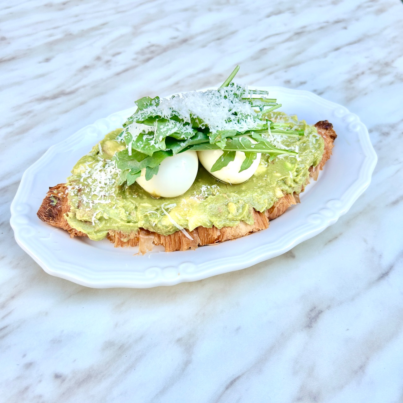 Avocadolu Kruvasan - Avocado Püresi, Yumurta, Aragula, Parmesan.