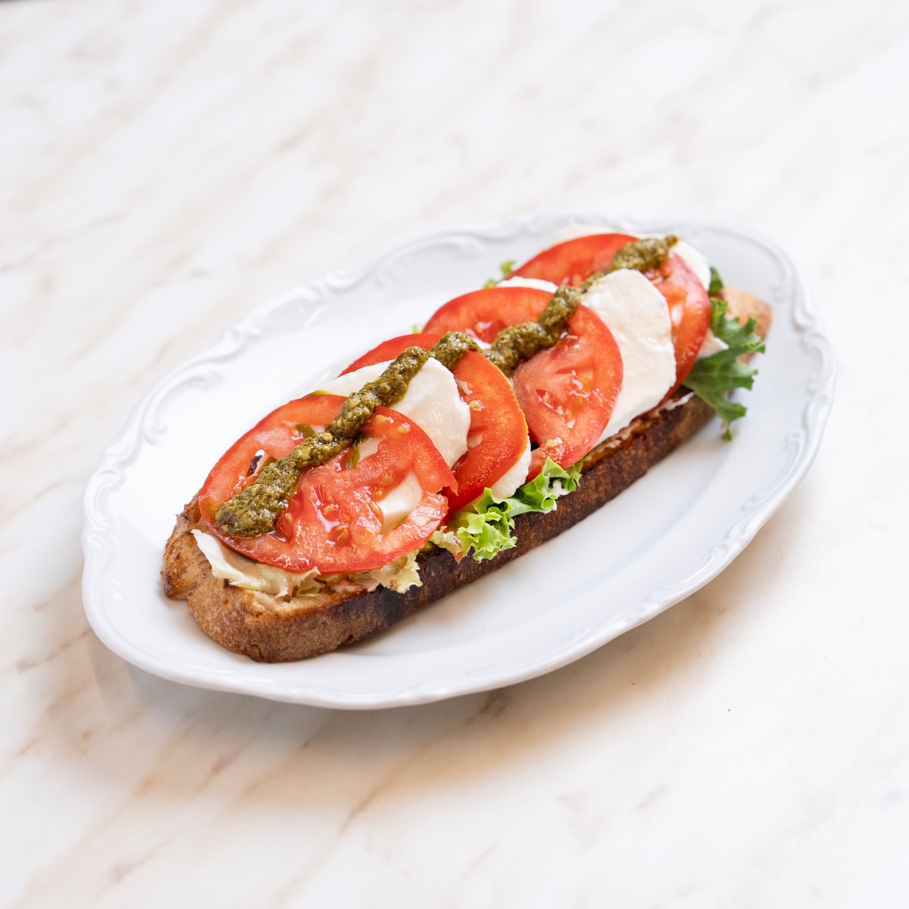 Mozarella Caprese Ekmeküstü - Ekşi Mayalı Ekmek, Pesto Sos, Peynir Sos, Mozarella, Domates, Fesleğen.