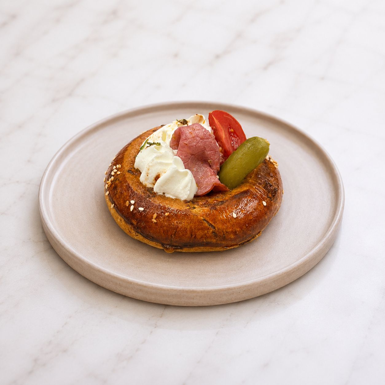 Roast Beef Bun - Roast Beef, Mozerella, Domates Sos, Kornişon Turşu, Çeri Domates.