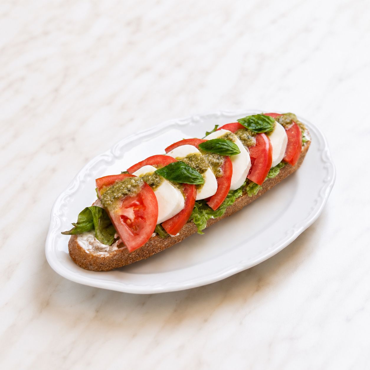 Mozarella Caprese Ekmeküstü - Ekşi Mayalı Ekmek, Pesto Sos, Peynir Sos, Mozarella, Domates, Fesleğen, Kıvırcık.
