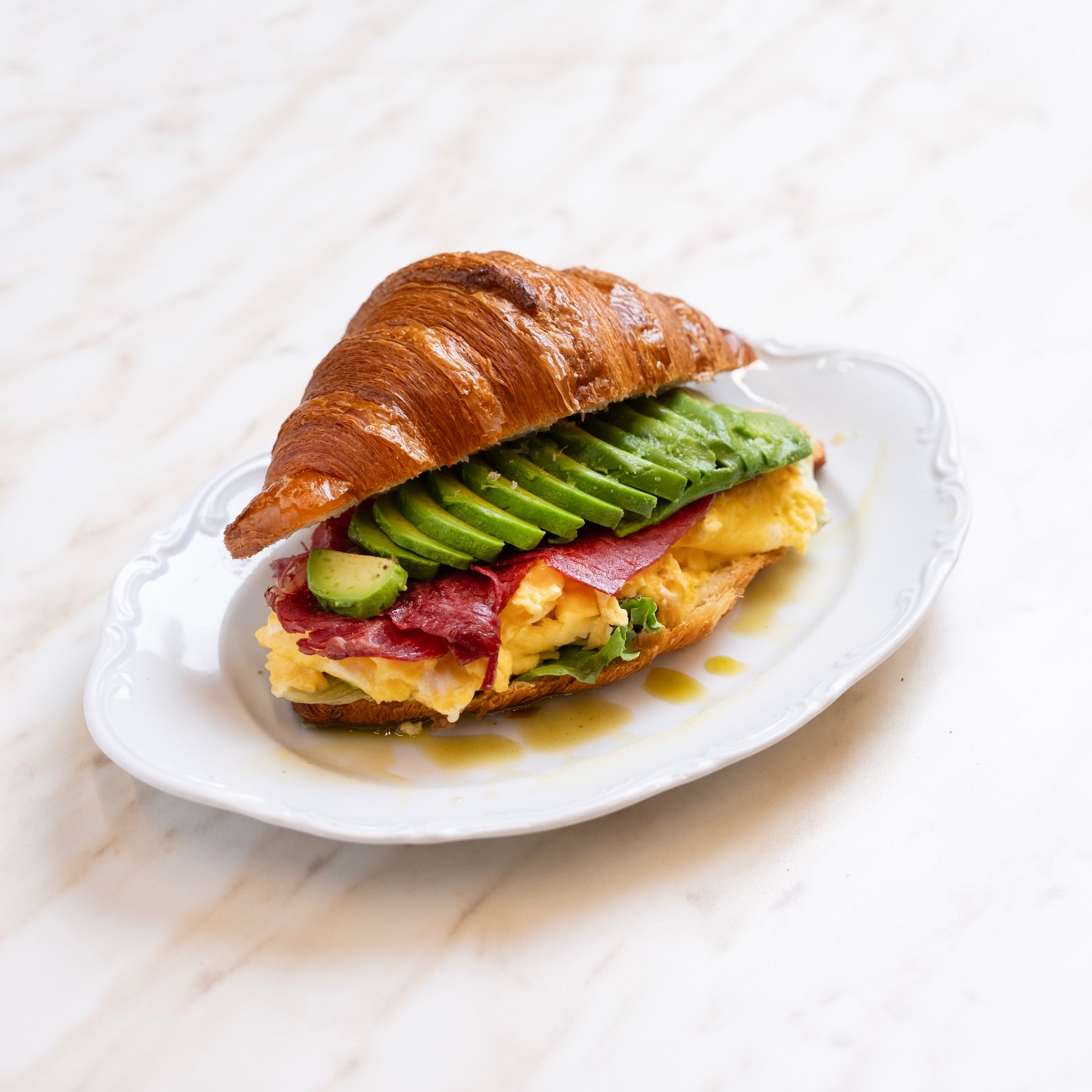 Roast Beef Scramble Egg Kruvasan - Roast Beef, Peynir Sos, Kıvırcık, Çırpılmış Yumurta, Cheddar Peynir, Avokado, Pesto Sos