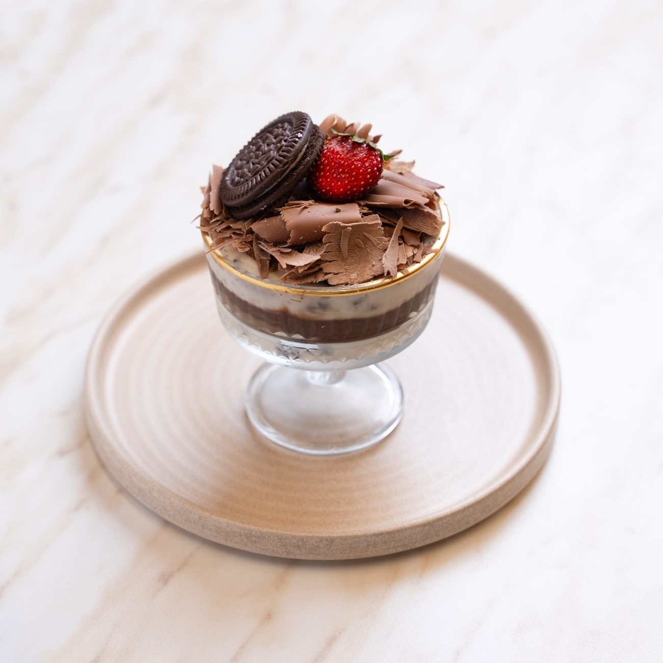 Oreolu Çilekli Cup - Oreolu Muhallebi, Profiterol Sos, Oreo Bisküvi Parçacıkları.