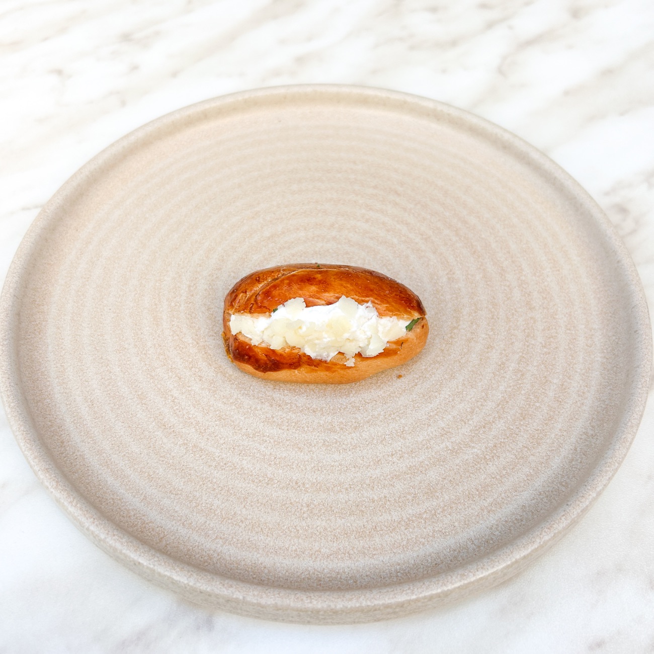 Sakallı Kanepe - Labne Peynir, Kaşar Peyniri.