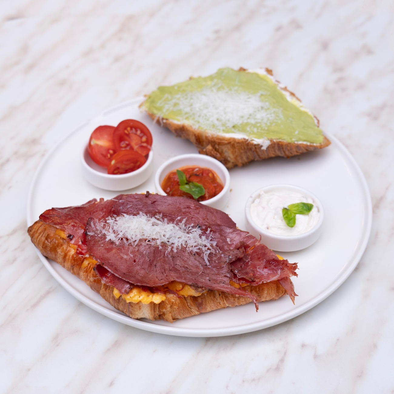 Yumurtalı Kruvasan - Roast Beef, Çırpılmış Yumurta, Rende Parmesan, Avokado Püresi, Çeri Domates, Acuka, Peynir Sos.