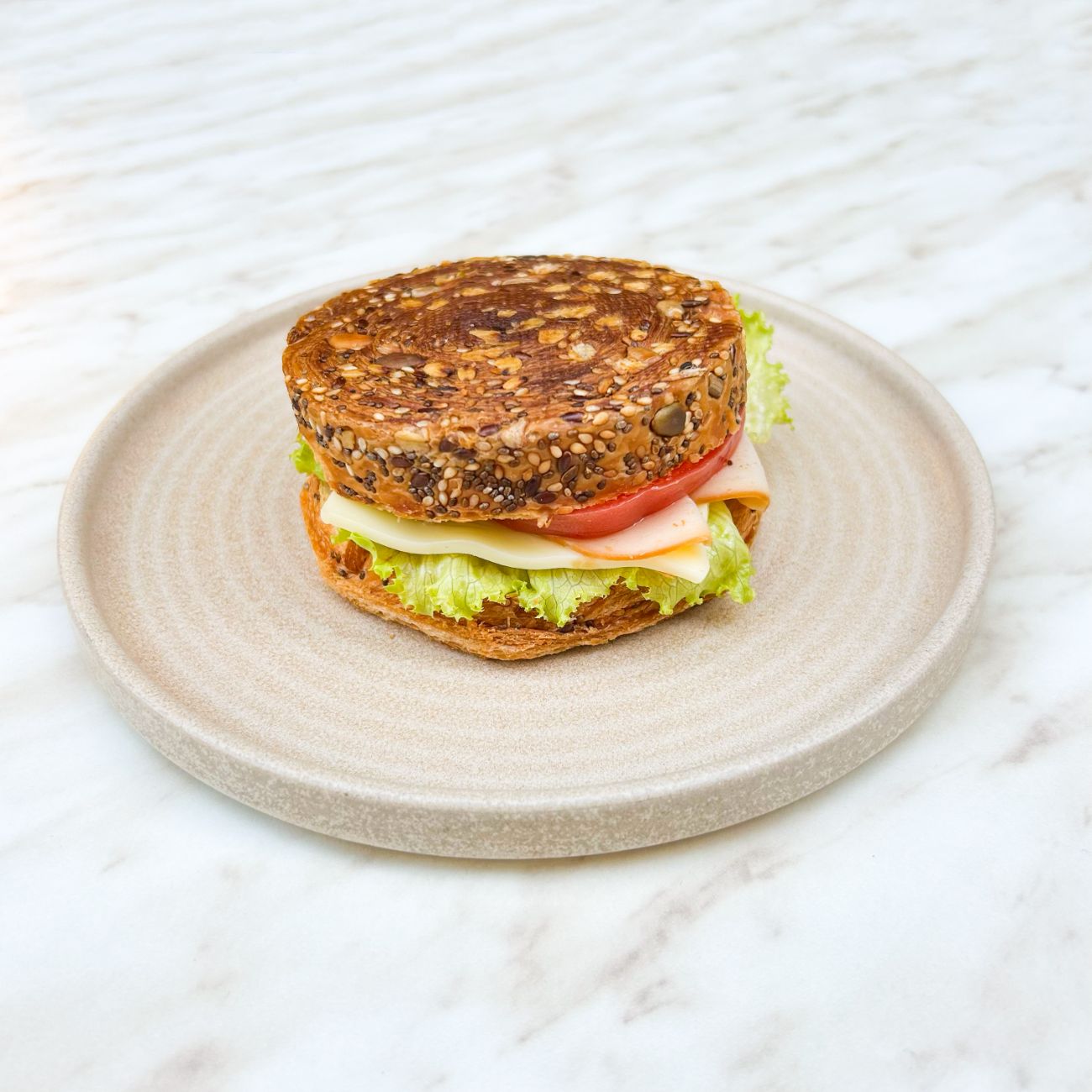 Kruvasan Sandviç - Peynir Sos, Hindi Füme, Kaşar, Kıvırcık, Acuka, Ceviz.