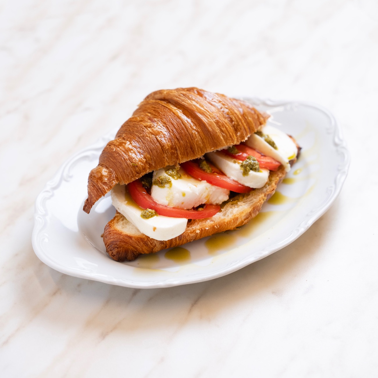 Mozarella Caprese Kruvasan - Mozarella, Domates, Avokado, Pesto Sos