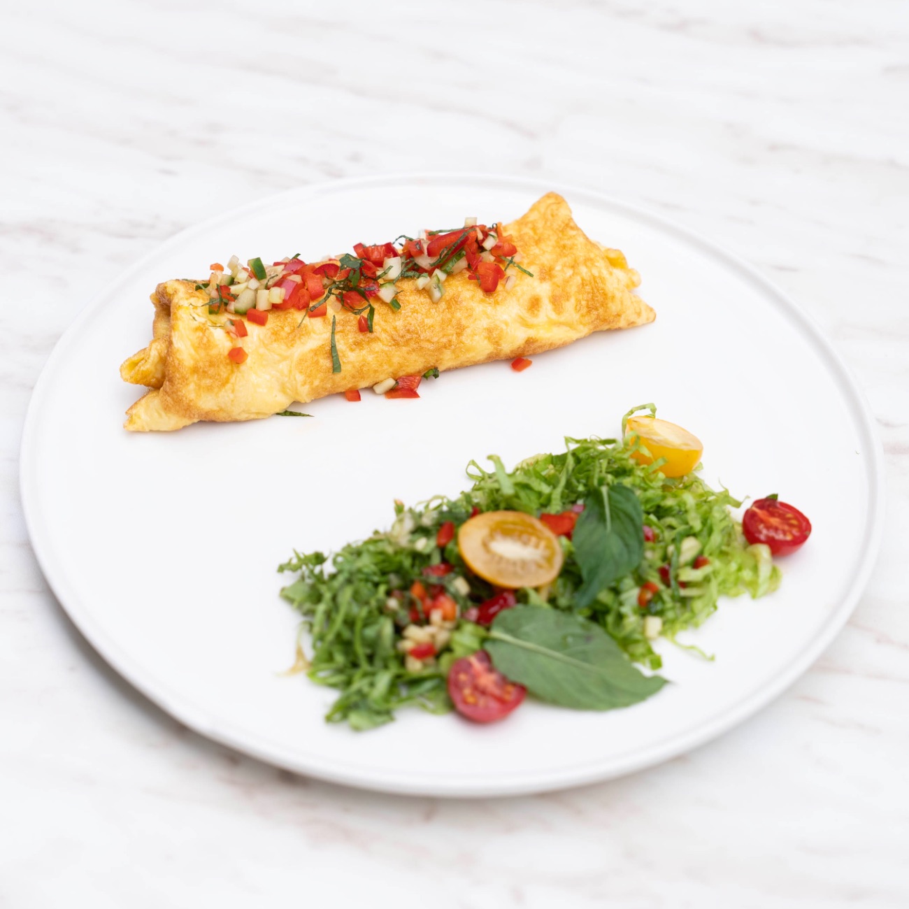 Peynirli Omlet - Yumurta, peynir, Akdeniz yeşillikleri, çeri domates