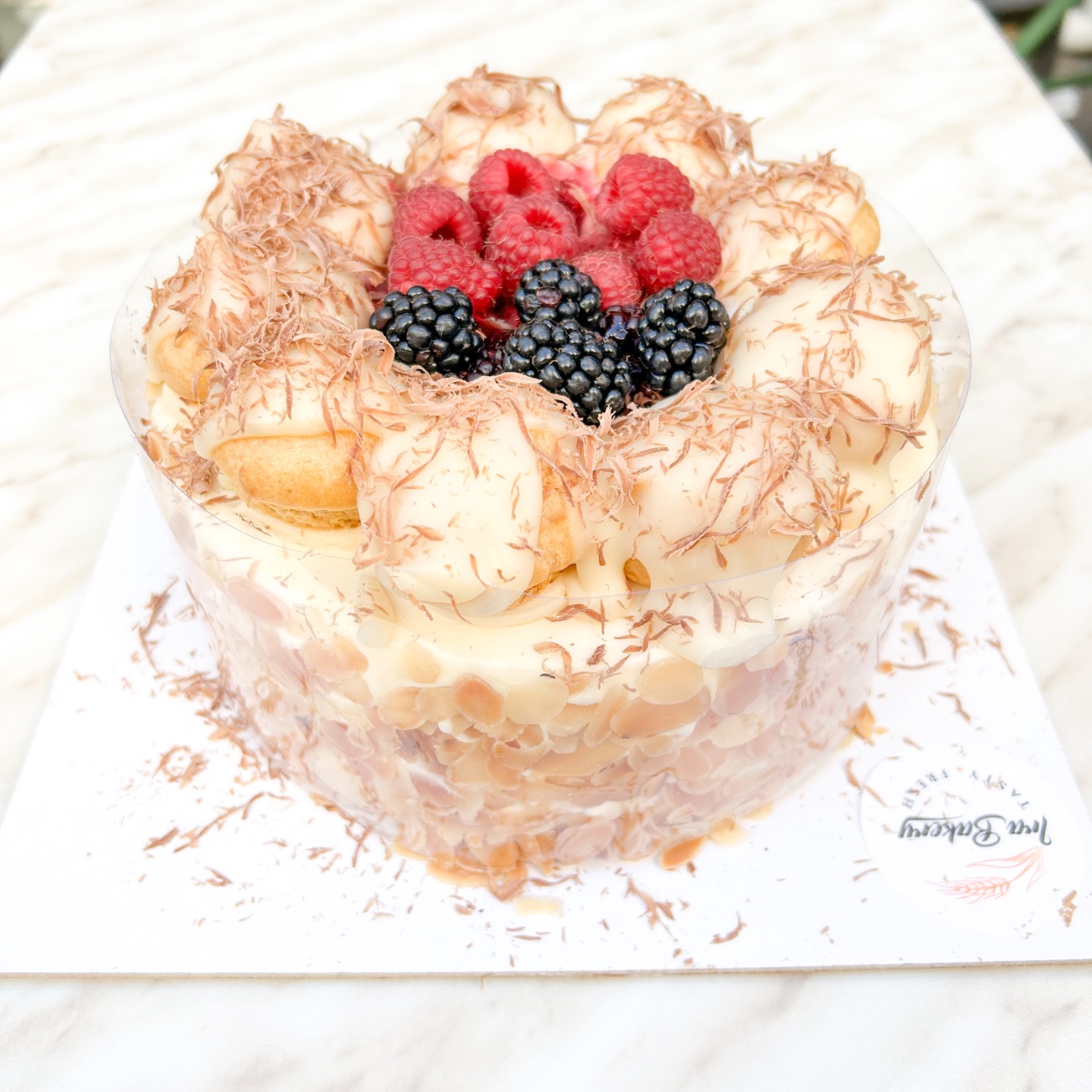 Beyaz İnci (6-8 kişilik) - Frambuaz, Çilek, Muz, Böğürtlen, Krema, Beyaz Pandispanya.