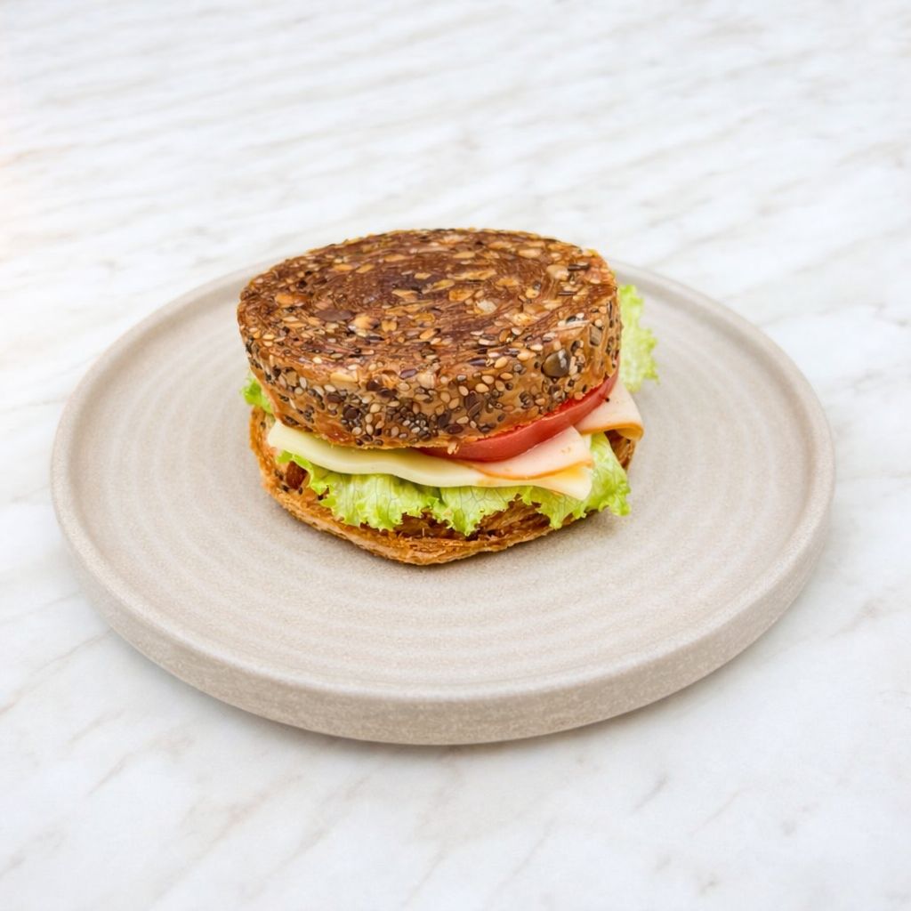 Kruvasan Sandviç - Peynir Sos, Hindi Füme, Kaşar, Kıvırcık, Domates.