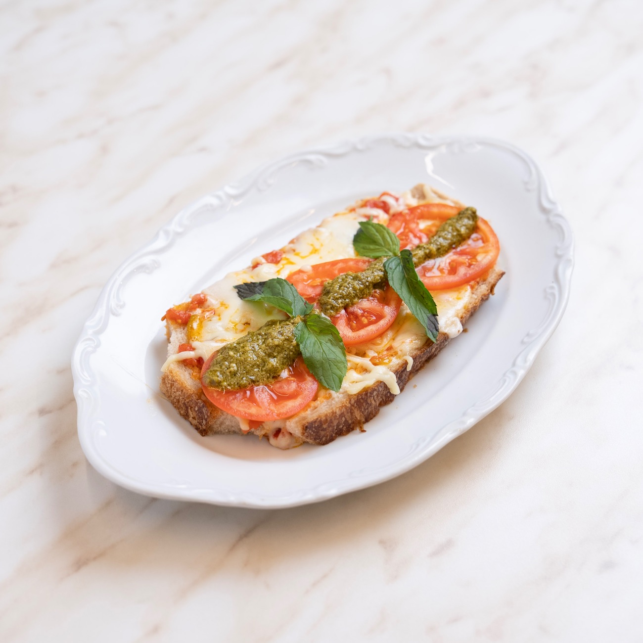 Margarita Ekmeküstü - Pizza Sos, Suda Mozarella, Çeri Domates, Fesleğen.