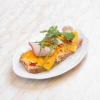 Scrambled Egg Hindi Füme Cheddar Ekmeküstü