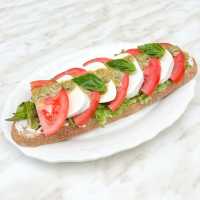 Mozarella Caprese Ekmeküstü