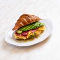 Roast Beef Scramble Egg Kruvasan