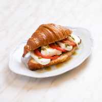Mozarella Caprese Kruvasan