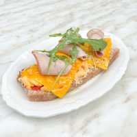 Scrambled Egg Hindi Füme Cheddar Ekmeküstü