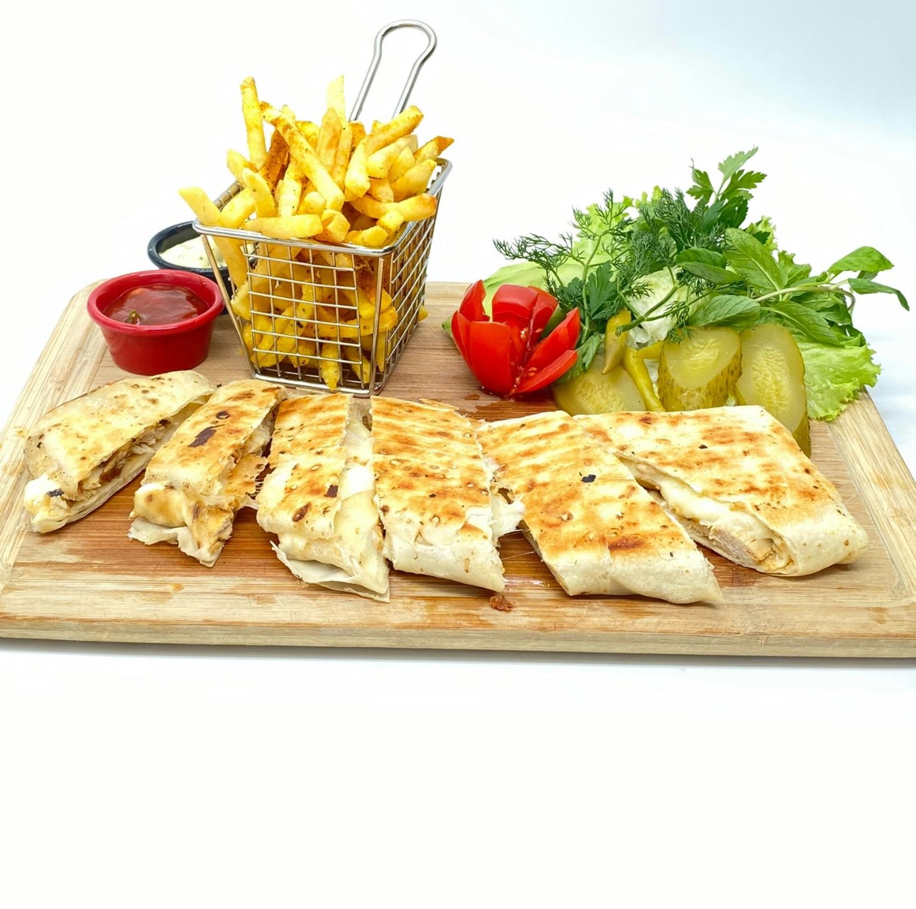 Şoför Nebahat ( Tavuklu Mantarlı ) - Tavuk, mantar, kaşar, yanında mevsim yeşillikleri,  patates cips, chefin sosu ile sunulur