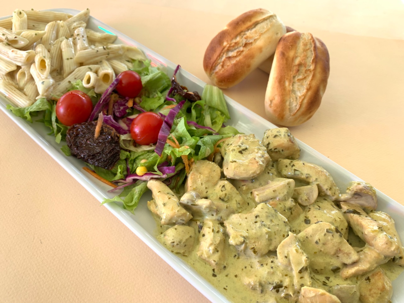Marmara Kazım ( Kekikli Tavuk ) - Tavuk parçaları, kekik, özel soslu penne makarna, kaşar peyniri, krema, mevsim yeşillikleriyle servis edilir