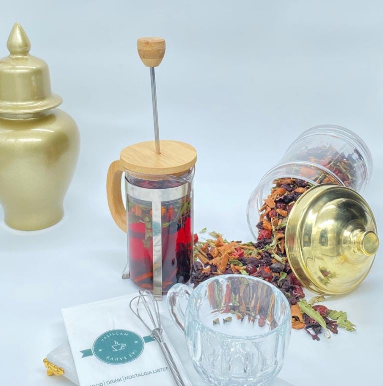 Aşk Çayı - Elma kurusu, kuşburnu, hibüsküs, tarçın, çilek, nar çiçeği, melisa içerisinde yer alan C vitamini ve antioksidanlar bağışıklık sistemini güçlendirerek hastalıklara karşı direnci artırır. Kaygıların hafiflemesinde etkili olarak depresyona iyi gelebilmektedir. Bu da rahat bir uykuyu da destekler. Kan basının düşürülmesi ve dengelenmesinde etkili olabilmektedir (French Press ile servis edilir.)