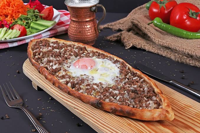 Kıymalı Açık Pide - Kıyma, Tereyağ, Çıtır Hamur, İsteğe Bağlı Yumurta