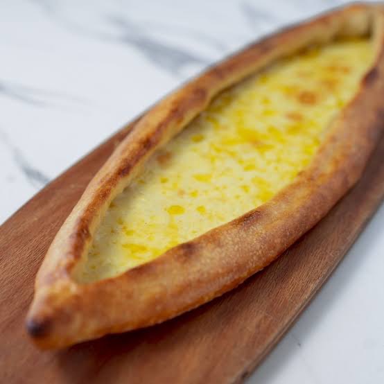 Peynirli Açık Pide - Kaşar Peynir, Tereyağ, Çıtır Hamur, İsteğe Bağlı Yumurta