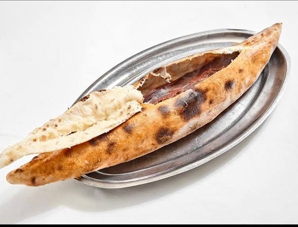 Pastırmalı Kapalı Pide - Antrikot Pastırma, Tereyağ, Çıtır Hamur, İsteğe Bağlı Tereyağ