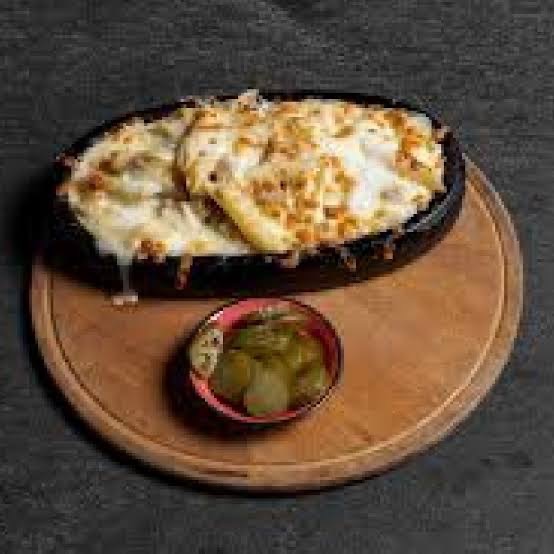 Kiremitte Kavurma - Kavurma, Kaşar Peyniri, Sebze, Turşu İle  Sunulur