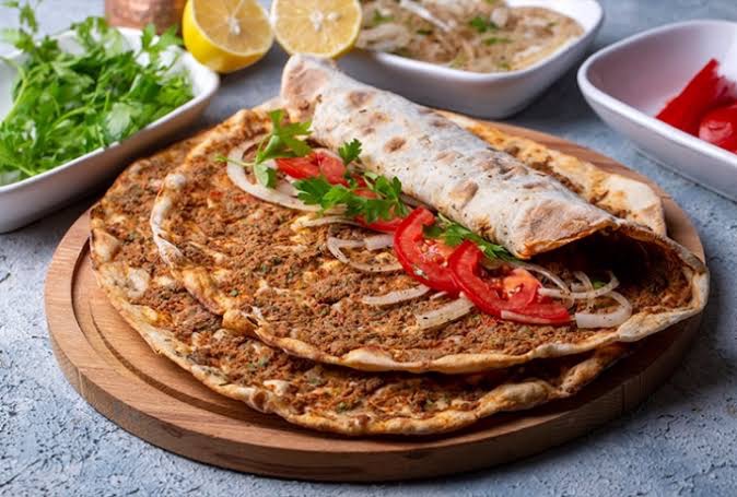 Micanoğlu Lahmacun - Bol Kıyma, Sebze, Çıtır Hamur, Salata İle Sunulur