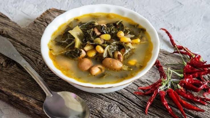 Karalahana Çorbası - Karalahana Çorbası Mısır Ekmeği İle Servis Edilir.