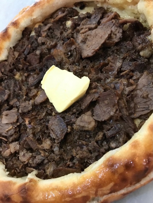 Kavurmalı Yuvarlak Pide - Kavurma, Tereyağ, Çıtır Hamur, İsteğe Bağlı Yumurta