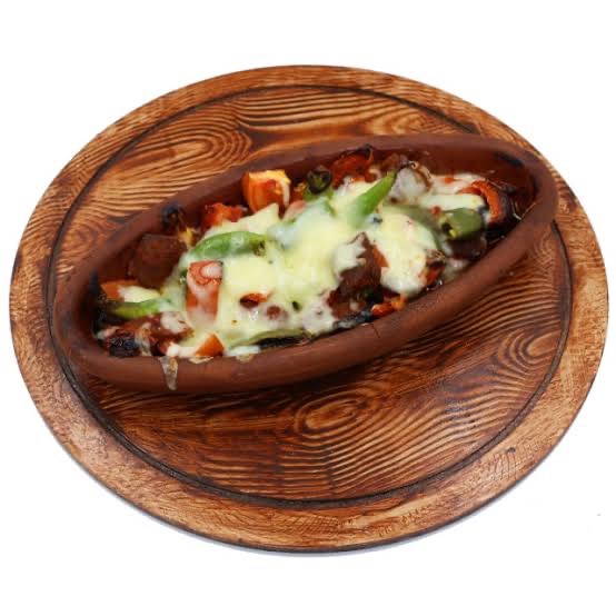 Kiremitte Kaşarlı Köfte - Kiremitte Köfte, Kaşar Peynir, Sebze ile Sunumu Yapılır