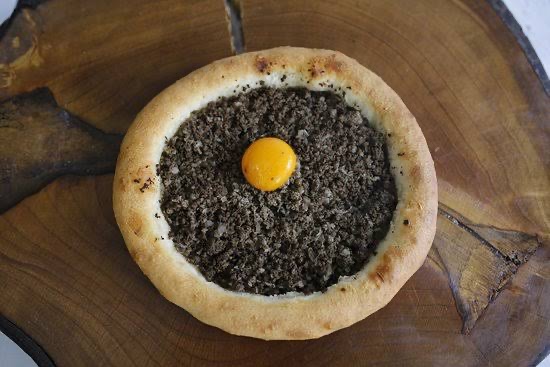 Kıymalı Yuvarlak Pide - Kıyma, Tereyağ, Çıtır Hamur, İsteğe Bağlı Yumurta
