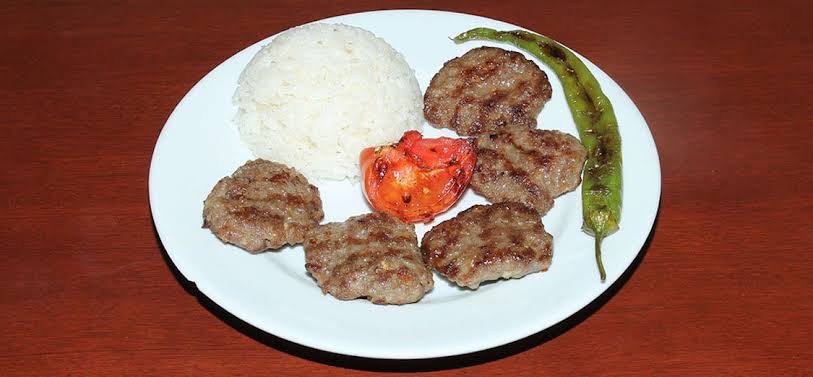 Izgara Akçaabat Köfte - Akçaabat 5 Adet Köfte, Tereyağlı Pilav, Közlenmiş Biber, Patates Kızartması, Turşu Eşliğinde Sunulur