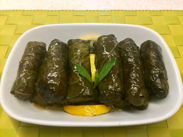 Karalahana Sarma - Etli İç Harcı, Yoğurt İle Servis Edilir