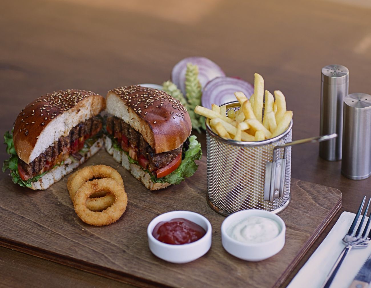 KLASİK BURGER - 150gr Hamburger Köfte, Marul, Salatalık Turşusu, Domates, Patates Cips, Sos, Karamelize Soğan, Soğan HalkasıKcal:1043 Pro:40,9 Karb:103,7 Yağ:148,14