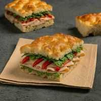 Hindi Füme & Zeytin Ezme Focaccia Sandviç - Zeytin Mezesi, Hindi Füme, Roka, Kapya Biber, Zeytinyağı.