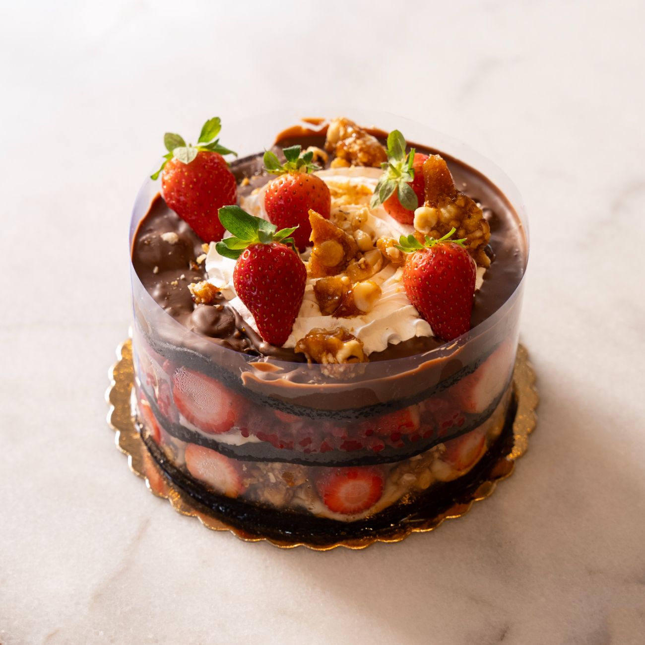 Delux (6-8 Kişilik) - Brownie kek, yaz muhallebi kreması, krokan, çilek, profiterol sos.