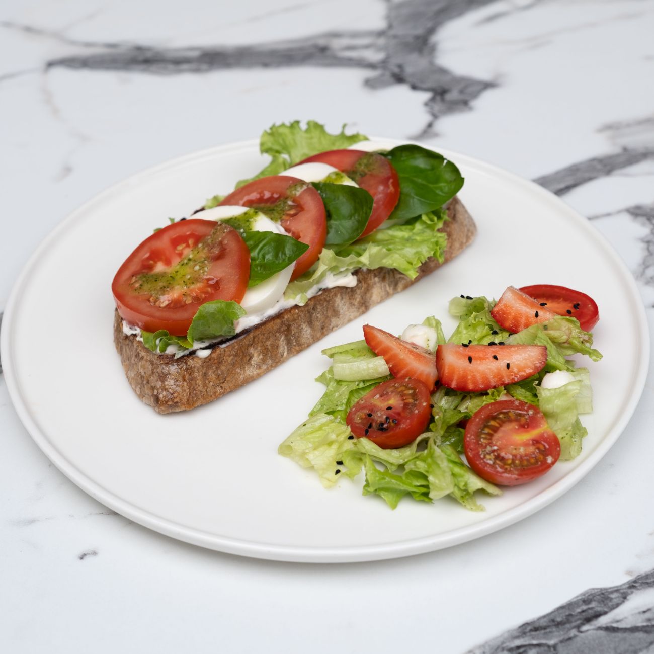 Mozarella Caprese Ekmeküstü - Ekşi mayalı ekmek, pesto sos, taze baharatlı peynir sos, suda mozarella, domates, fesleğen, çilekli yeşil salata ile