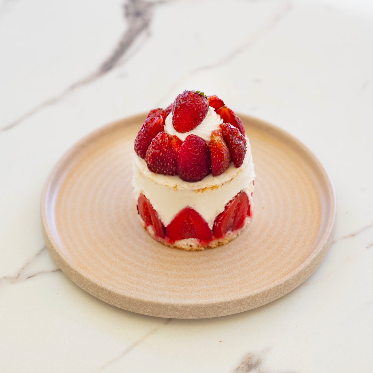 Fraisier - Pandispanya Kek, Özel Krema, Çilek, Orman Meyveli Sos.