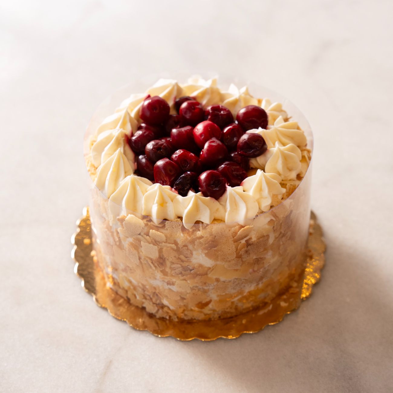 Vişneli Amerena (4-6 Kişilik) - Pandispanya, özel Amerena kreması, vişne, frambuaz.