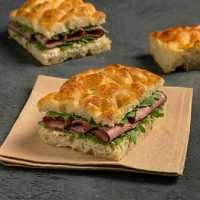 Füme Kaburga & Tirokafteri Meze Focaccia Sandviç - Tirokafteri, Roast Beef, Roka, Labne Peynir, Zeytinyağı.