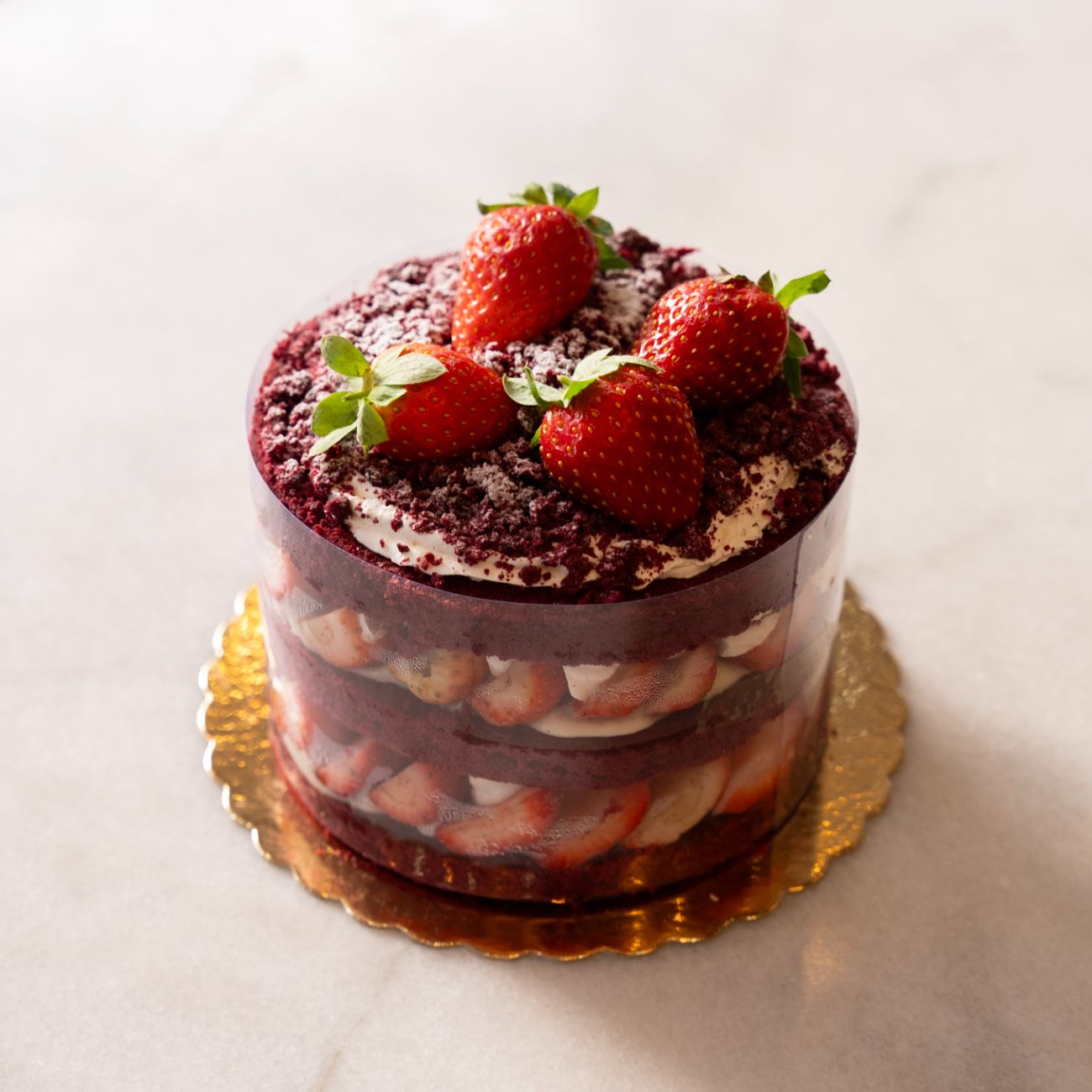 Red Velvet (6-8 Kişilik) - Red velvet pandispanya, pastacı kreması, çilek, profiterol sos.