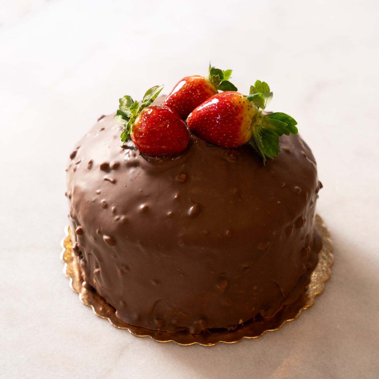 New York (6-8 Kişilik) - Çikolatalı krema, çilek, muz, frambuaz, profiterol sos, fıstık, dışı sütlü fındık sos, çikolatalı pandispanya.