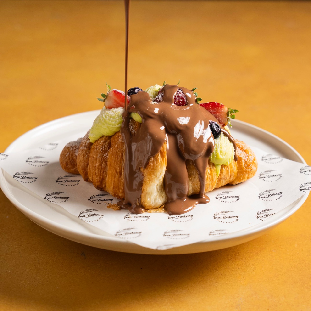 Fıstıklı Kruvasan - Antep Fıstıklı Pastacı Kreması, Çilek, Yaban Mersini. Yanında Çikolata Sos ile servis edilir.