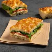 Mozarella Focaccia Sandviç - Mozarella, Domates, Roka, Pesto Sos, Antep Fıstığı.