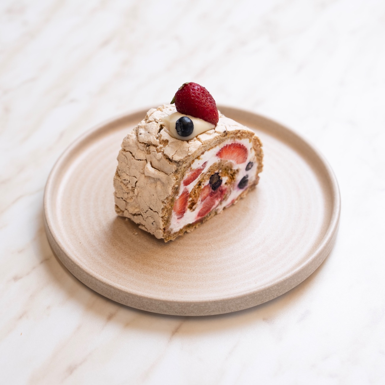 Pavlova - Antep Fıstıklı Beze, Yaban Mersini, Çilek, Özel Krema.