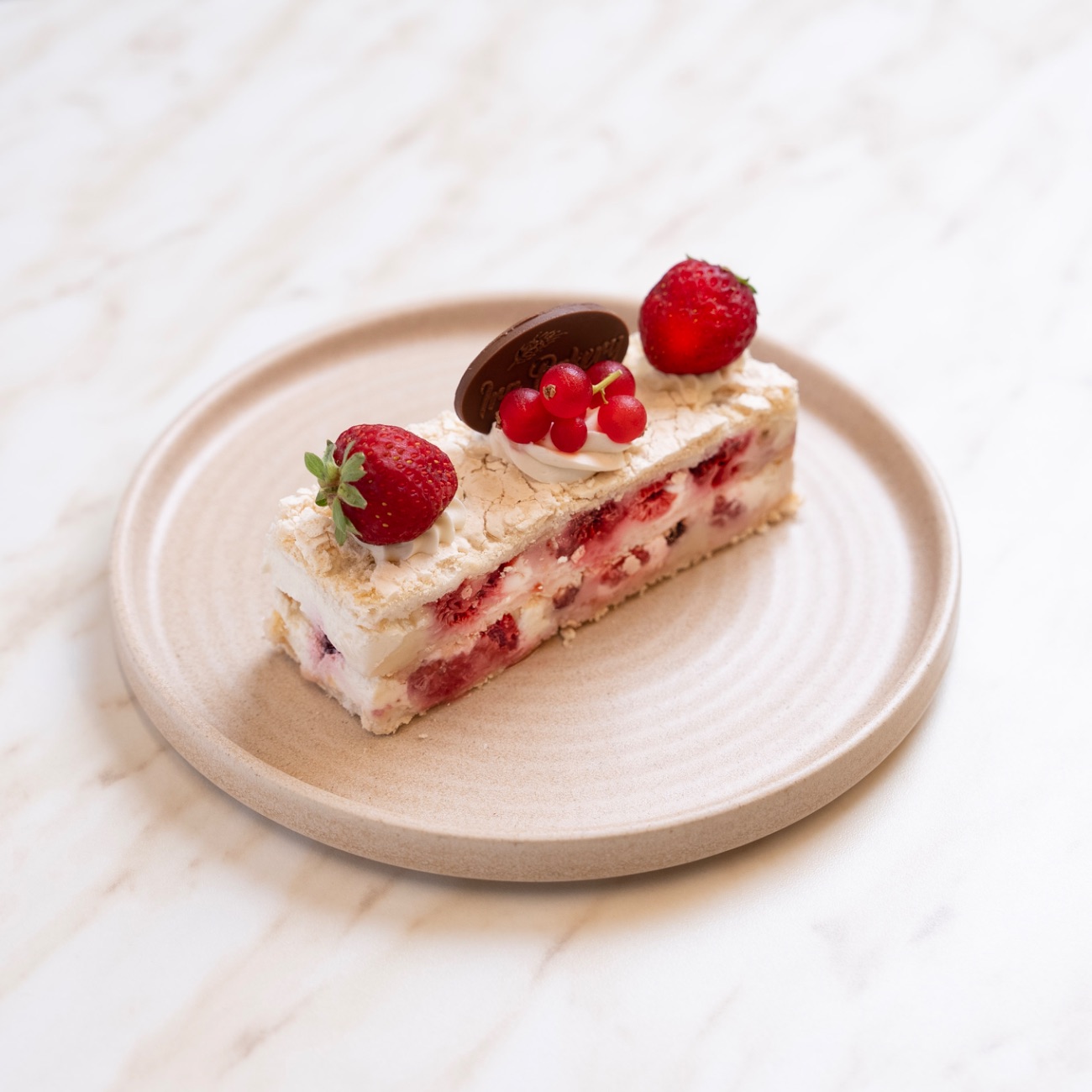 Afrodit - Hindistan Cevizli Kek, Çilek, Özel Krema.