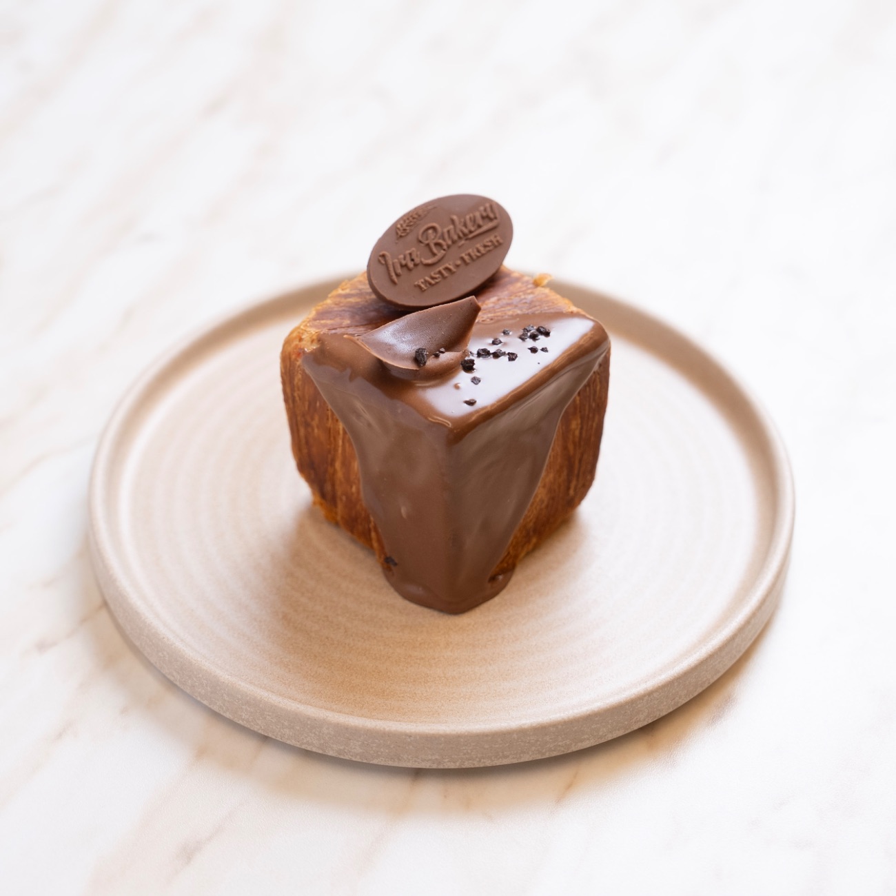 Sütlü Çikolatalı Küp Kruvasan - Çikolatalı Pastacı Kreması, Çilek. Yanında Çikolata Sos ile servis edilir.