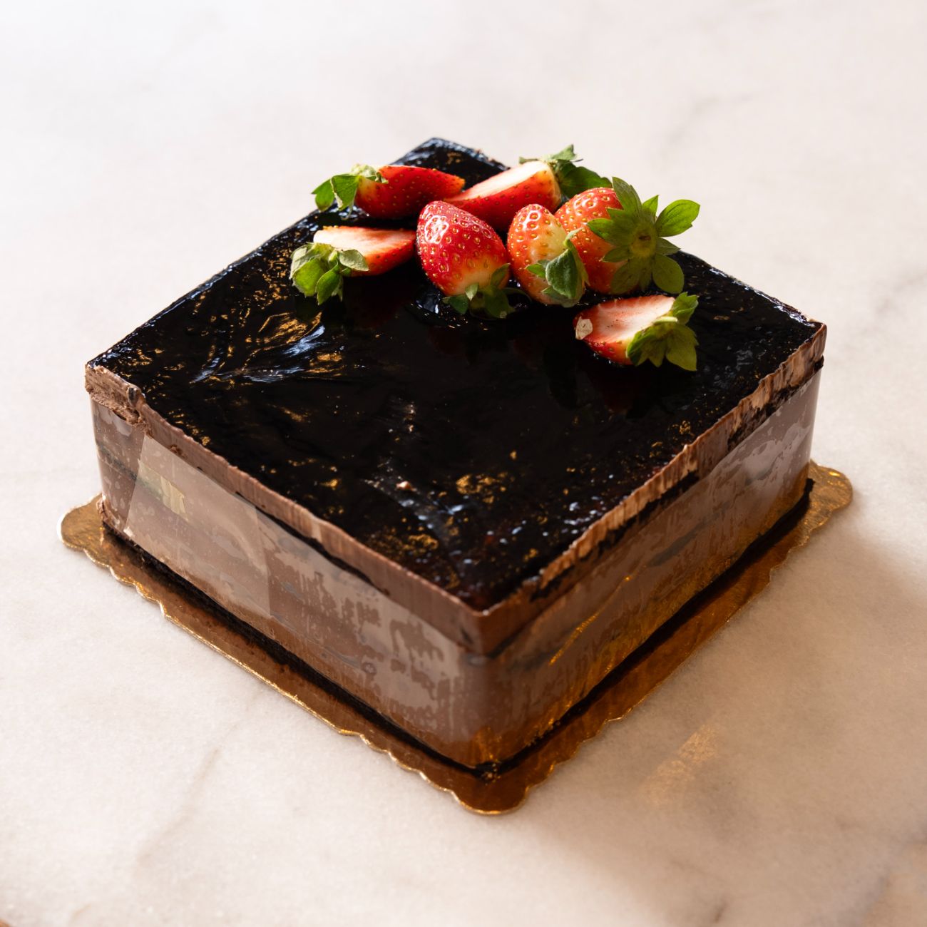 Marki (4-6 Kişilik) - Sponge kek, kakaolu pastacı kreması, bitter çikolata, Antep fıstık içi, siyah çikolatalı sos, profiterol sos.